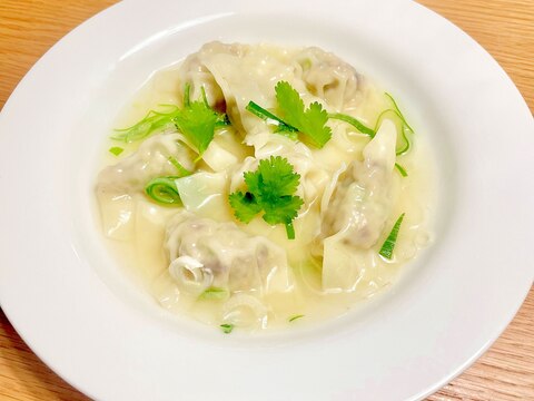 香菜と鶏もも肉のスープ餃子